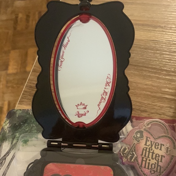 Ever After High Rebel Color Compact with Swivel Mirror - Picture 4 of 5